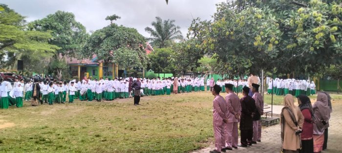 Semarak Hari Guru Nasional, MIN 1 Bungo Gelar Upacara Berbalut Busana Adat Melayu