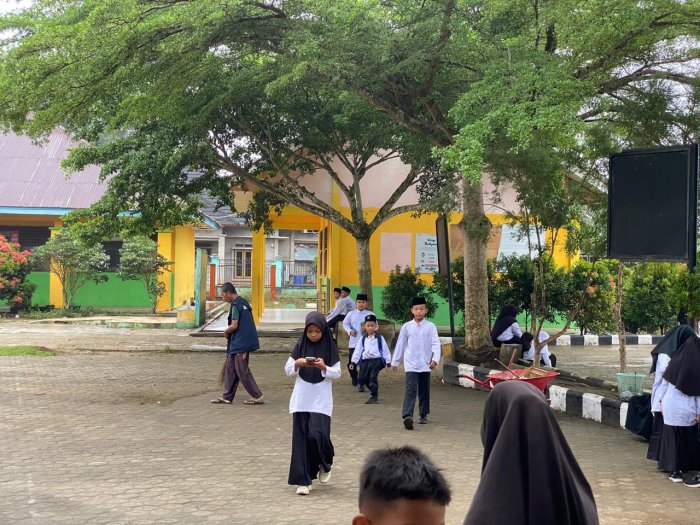 Peserta Didik MIN 1 Bungo Gelar Kegiatan Bersih Lingkungan untuk Wujudkan Madrasah Sehat