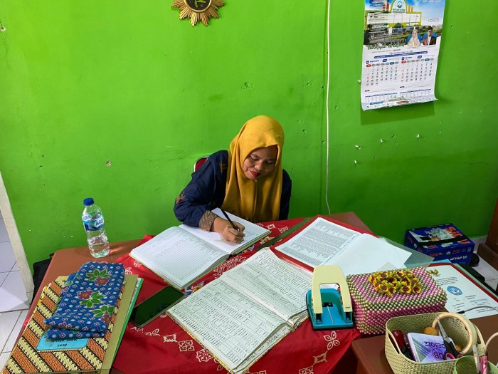 Operator MIN 1 Bungo Lakukan Pendataan Siswa untuk Wujudkan Administrasi Madrasah yang Akurat dan Terpadu
