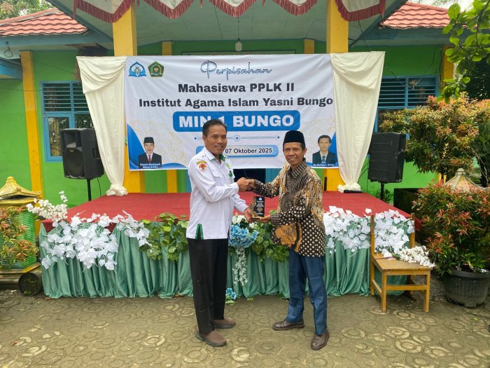 Wujud Sinergi Pendidikan: Dr. Muttaqin, M.Pd.I Serahkan Plakat Penghargaan kepada MIN 1 Bungo