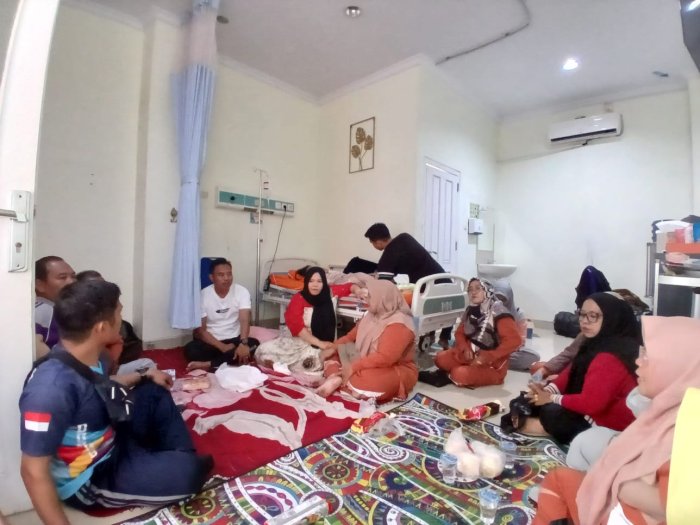 Keluarga Besar MIN 1 Bungo Jenguk Anak Kepala Madrasah di Rumah Sakit