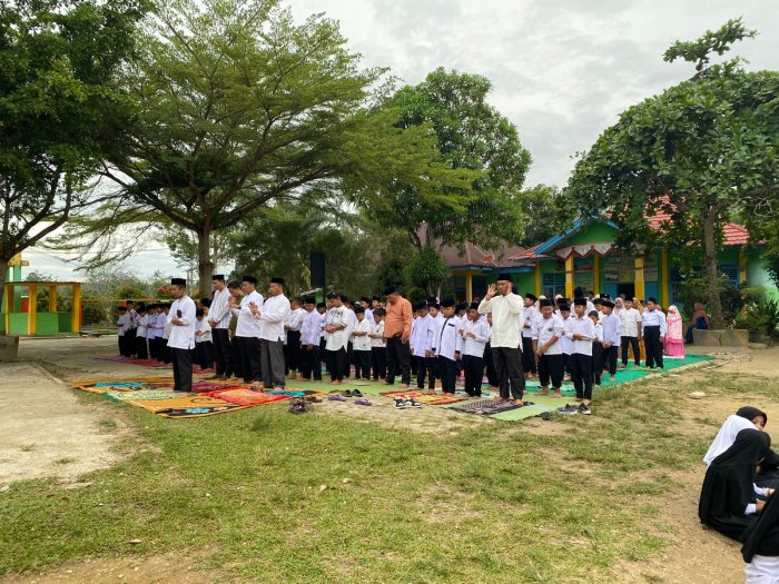 MIN 1 Bungo Laksanakan Salat Duha Berjamaah, Kepala Madrasah Tekankan Pentingnya Membentuk Karakter Islami