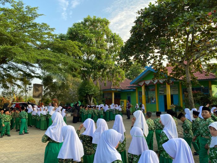 MIN 1 Bungo Laksanakan Apel Pagi dengan Pembiasaan Religius