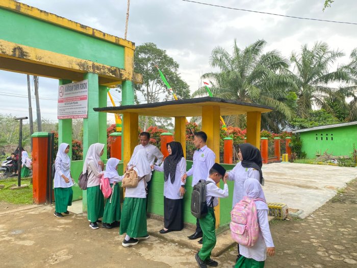 Kepala MIN 1 Bungo dan Guru Konsisten Terapkan Kurikulum Berbasis Cinta