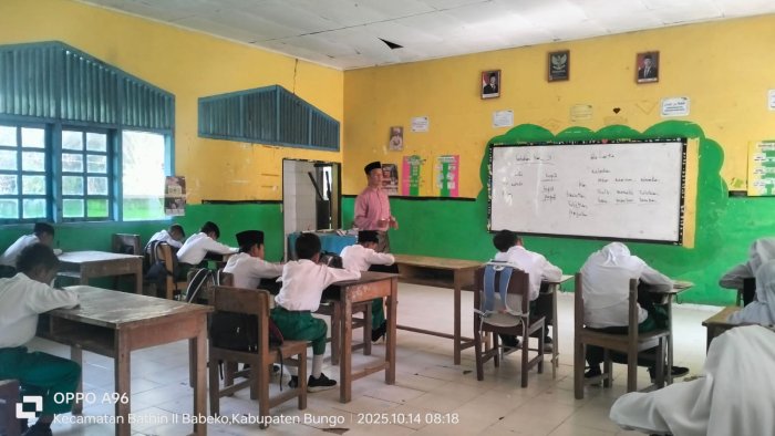 Serunya Belajar Bersama Pak Jamaludin! Siswa Kelas V-C MIN 1 Bungo Antusias Ikuti Pembelajaran Interaktif