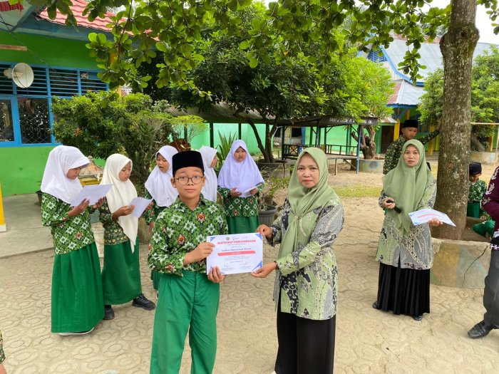 Ibu Neti Berikan Sertifikat Penghargaan kepada Peserta Didik MIN 1 Bungo dalam Lomba Bahasa Inggris Alef Education