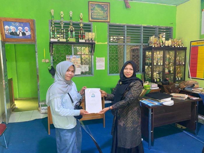 Silaturahmi Penuh Makna: Mahasiswa PPL IAI Yasni Bungo Serahkan Dokumen Akhir dan Sampaikan Terima Kasih kepada Madrasa