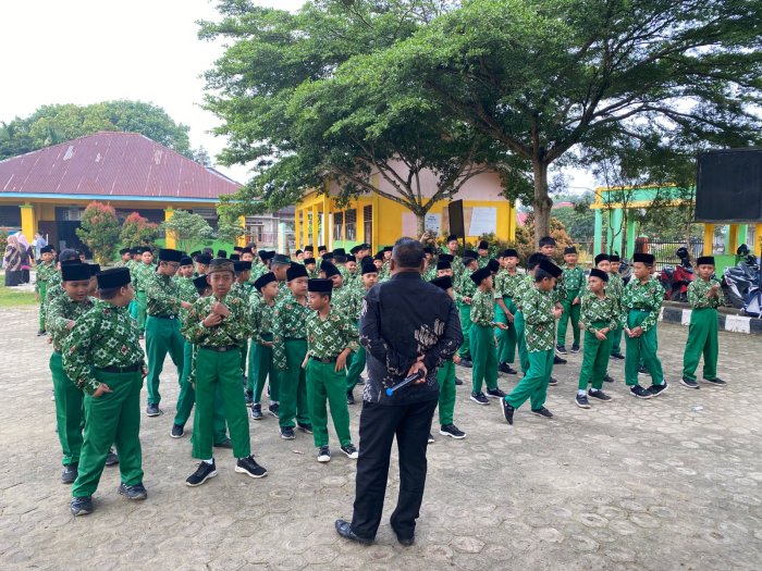 Pembinaan Disiplin Siswa Jadi Fokus Apel Pagi di MIN 1 Bungo
