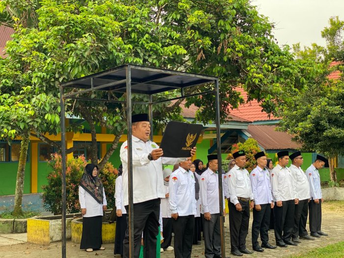 MIN 1 Bungo Laksanakan Upacara Bendera, Pembina Tekankan Pentingnya Menjaga Perilaku Peserta Didik