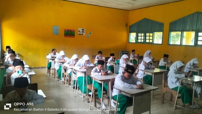 Ujian Berbasis Android di MIN 1 Bungo Berjalan Lancar dan Tertib
