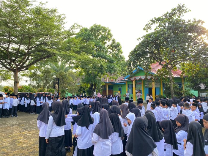 Jumat Penuh Berkah, Peserta Didik MIN 1 Bungo Semarakkan Pagi dengan Lantunan Ayat Suci Al-Quran dan Doa Bersama Jumat Penuh Berkah, Peserta Didik MIN 1 Bungo Semarakkan Pagi dengan Lantunan Ayat Suci Al-Quran dan Doa Bersama