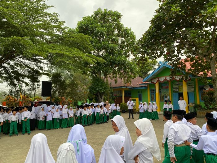 MIN 1 Bungo Laksanakan Apel Pagi Dipimpin Waka Kurikulum