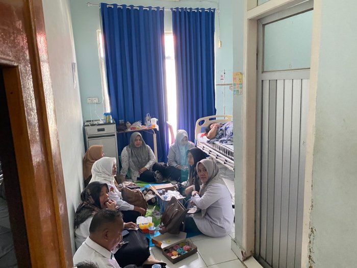 Wujud Kepedulian dan Kekeluargaan, Kepala MIN 1 Bungo Bersama Guru Jenguk Rekan Sejawat di Rumah Sakit