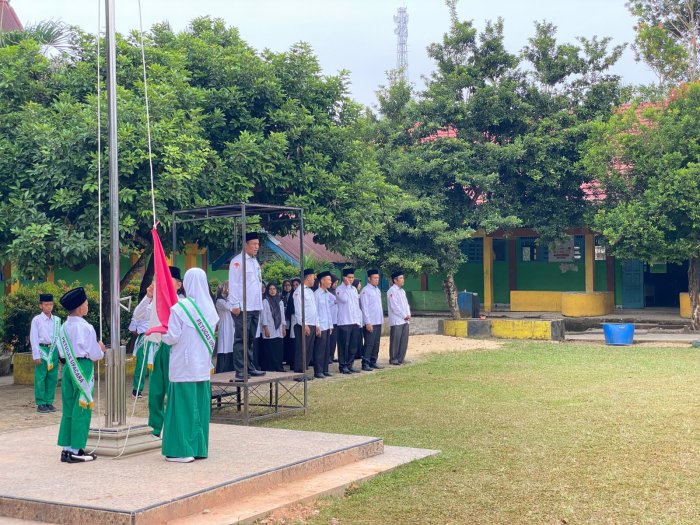 Tanamkan Disiplin dan Karakter, MIN 1 Bungo Rutin Laksanakan Upacara Bendera Setiap Hari Senin Tanamkan Disiplin dan Karakter, MIN 1 Bungo Rutin Laksanakan Upacara Bendera Setiap Hari Senin