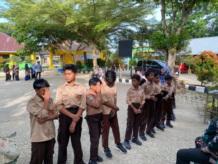 Menanamkan Karakter Disiplin, Waka Kesiswaan MIN 1 Bungo Lakukan Penertiban Rambut Siswa