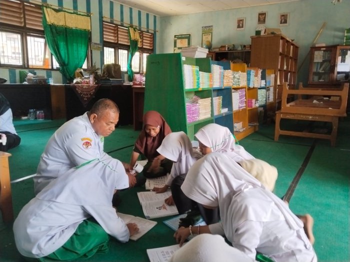Dedikasi Tanpa Batas: Guru Kelas 1A MIN 1 Bungo, Syafii, S.Pd.I, Gelar Bimbingan Belajar Setelah Jam Sekolah