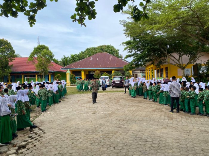 Guru Piket MIN 1 Bungo Semangat Mengatur Siswa dalam Pelaksanaan Apel Pagi