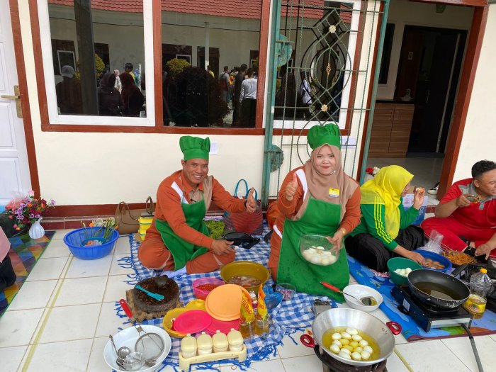 Kemesraan di Balik Apron: Aksi So Sweet Kepala MIN 1 Bungo dan Istri dalam Lomba Memasak HAB Kemenag