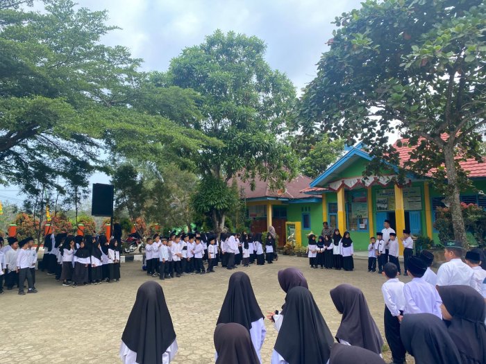 Latih Kepercayaan Diri Siswa, Kelas II Pimpin Apel Pagi di MIN 1 Bungo