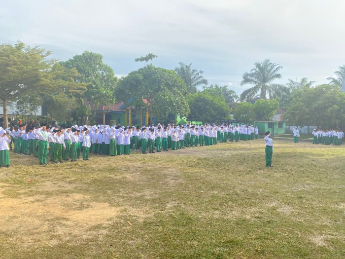 MIN 1 Bungo Gelar Upacara Hari Pahlawan, Waka Kurikulum Jamaludin, S.Pd.I Bertindak Sebagai Pembina Upacara