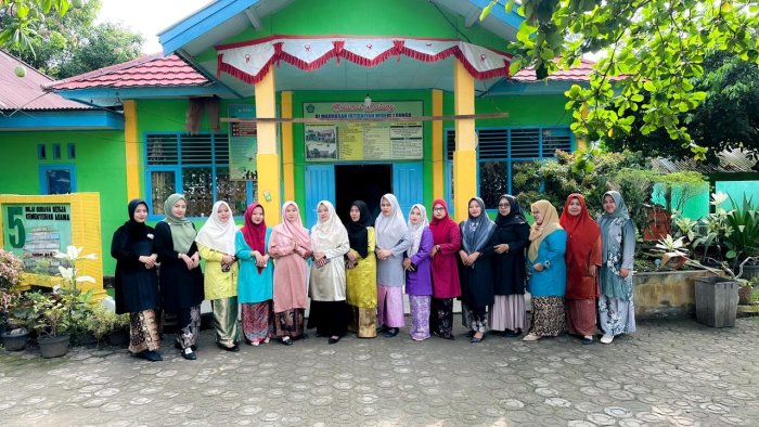 Guru MIN 1 Bungo Kompak Kenakan Busana Melayu, Meriahkan HUT Kabupaten Bungo ke-60
