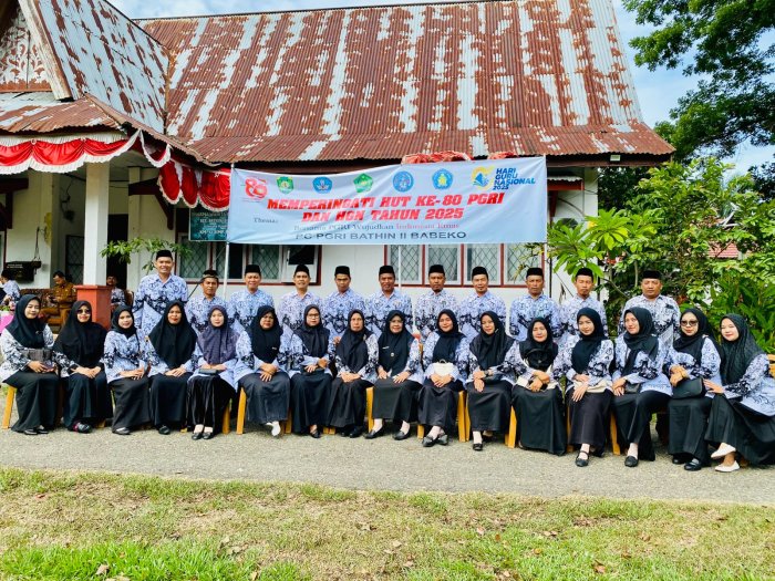 Seluruh Guru MIN 1 Bungo Ikuti Upacara Peringatan HUT PGRI ke-80 di Kantor Camat Bathin II Bebeko