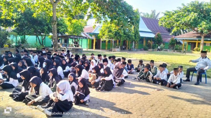 Peserta Didik MIN 1 Bungo Awali Hari dengan Doa, Surah Pendek, dan Apel Pagi: Bentuk Pembiasaan Baik Sejak Dini