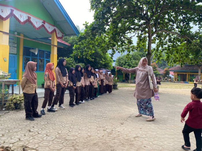 Guru MIN 1 Bungo Lakukan Penertiban Seragam, Temukan Siswa yang Tidak Memakai Jilbab Sesuai Ketentuan