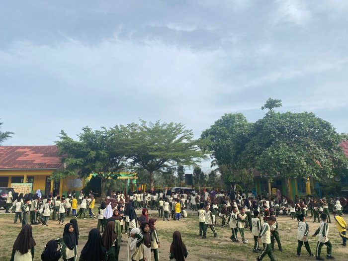 MIN 1 Bungo Laksanakan Senam Pagi sebagai Budaya Hidup Sehat, Dipandu Langsung oleh Guru Olahraga Pak Ahmad Antoni