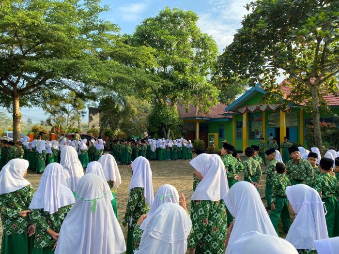 Awali Hari dengan Lantunan Ayat Suci, MIN 1 Bungo Gelar Apel Pagi Penuh Kekhidmatan