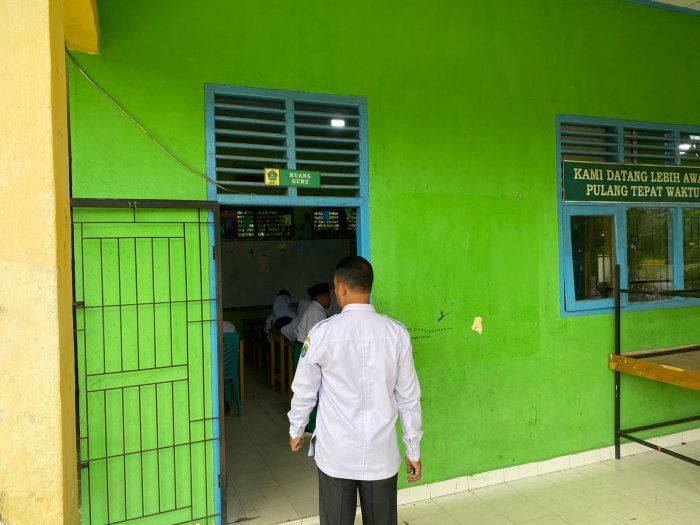 Pastikan Kegiatan Belajar Berjalan Lancar, Guru Piket MIN 1 Bungo Lakukan Monitoring Kelas