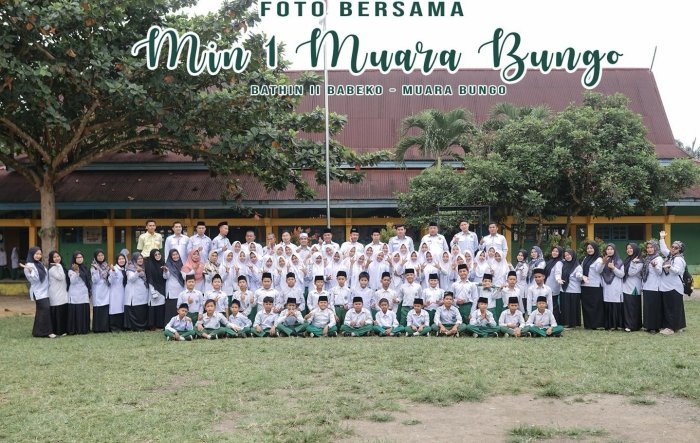 Abadikan Momen Kebersamaan, Guru dan Siswa Kelas VI MIN 1 Bungo Gelar Foto Bersama Penuh Haru