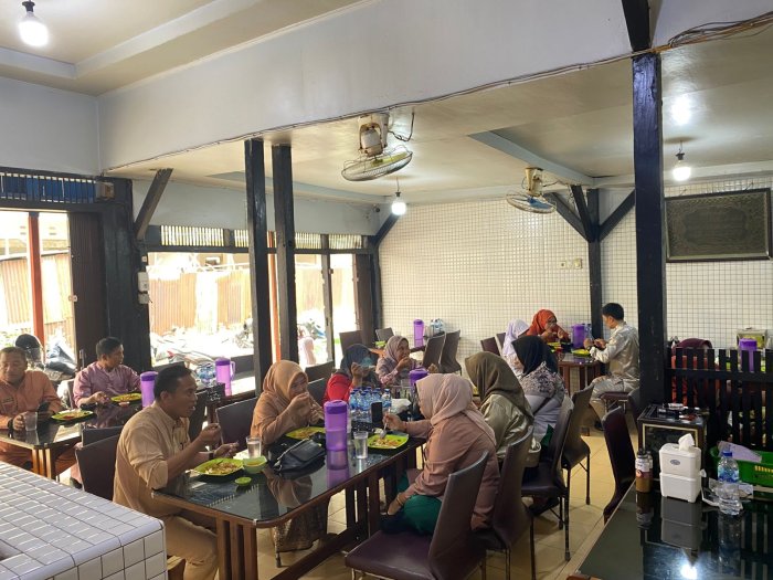 MIN 1 Bungo Gelar Perayaan Hari Guru Nasional, Ditutup dengan Makan Bersama Warga Sekolah