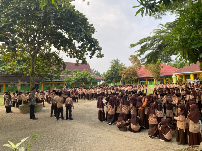 Bangun Karakter Religius dan Disiplin Sejak Pagi, MIN 1 Bungo Laksanakan Apel dengan Pembacaan Doa dan Surah Pendek