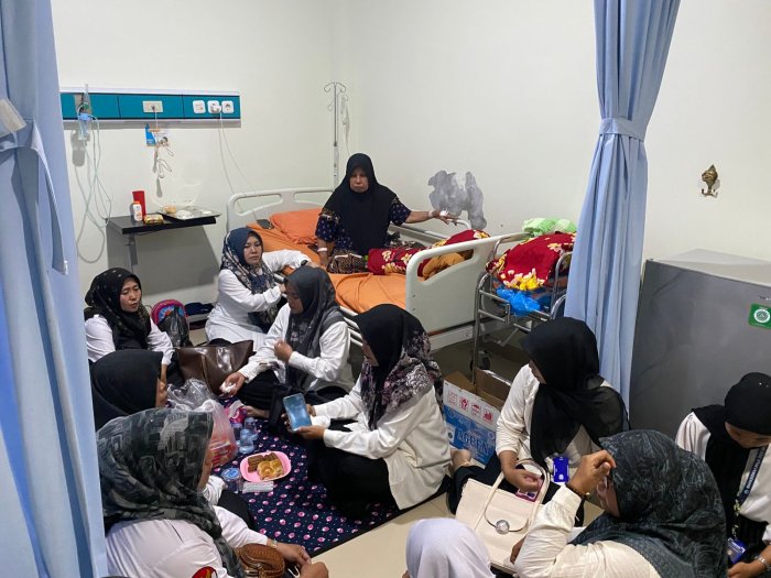 Rombongan Guru MIN 1 Bungo Jenguk Rekan Sejawat yang Sakit, Wujudkan Simpati dan Pererat Silaturahmi