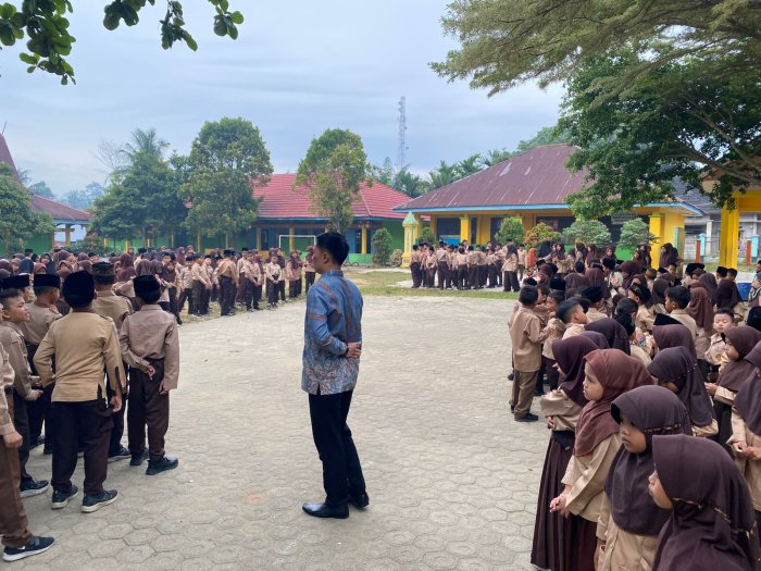 MIN 1 Bungo Laksanakan Apel Pagi dan Kegiatan Bersih Lingkungan Madrasah