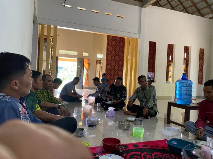 Guru MIN 1 Bungo Laksanakan Silaturahmi ke Rumah Pak Anwar