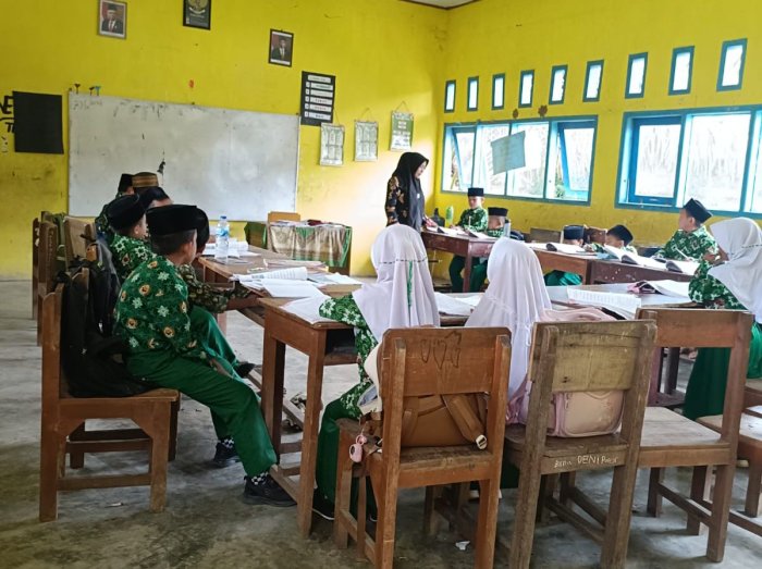 Menumbuhkan Cinta Al-Quran dan Hadis, Ibu Ramsini, S.Pd.I Bimbing Siswa MIN 1 Bungo dengan Penuh Kasih