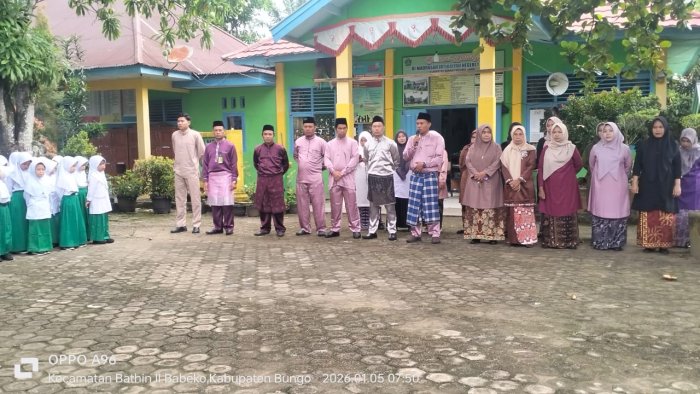 Seluruh Warga MIN 1 Bungo Sambut HUT Provinsi Jambi dengan Kompak Memakai Baju Melayu