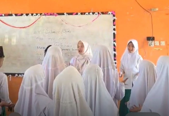 Inovasi Pembelajaran: Ibu Nurul Qomariah Hidupkan Kelas Bahasa Arab Lewat Lagu-Lagu Edukatif