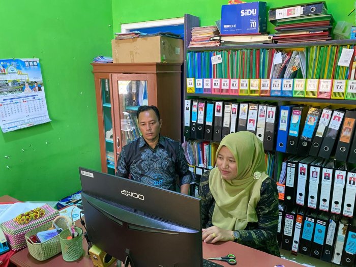 Waka Kurikulum dan Operator MIN 1 Bungo Siapkan Administrasi KBM Semester Genap
