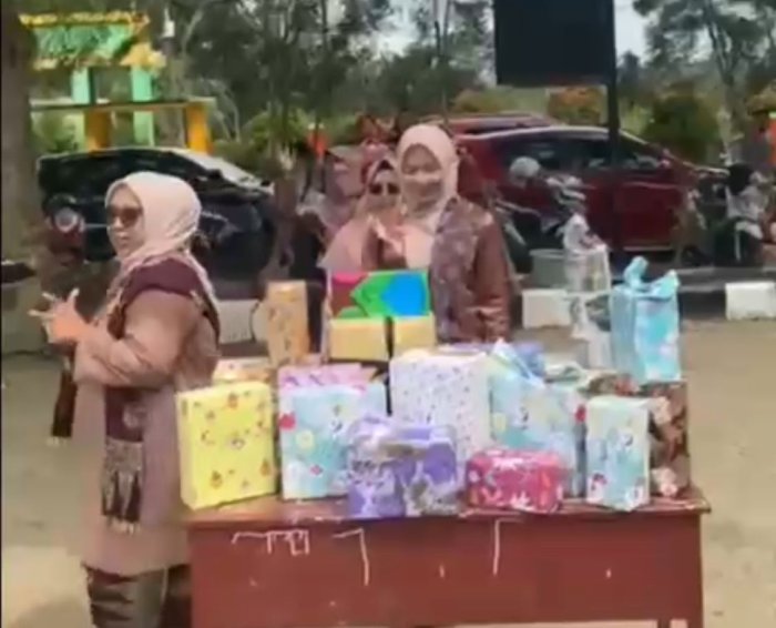 Peringati Hari Guru Nasional, MIN 1 Bungo Warnai Perayaan dengan Tukar Kado Antar Guru