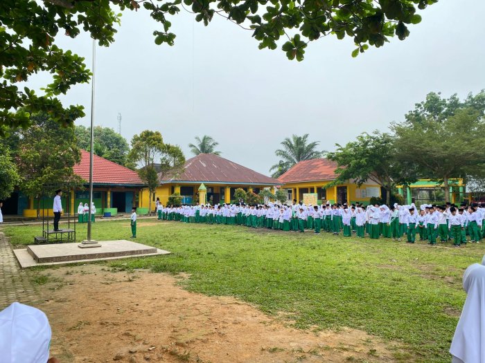Upacara Bendera di MIN 1 Bungo Berlangsung Khidmat dan Penuh Semangat