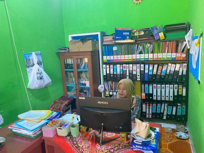 Operator MIN 1 Bungo Sigap Layani Alumni yang Mengambil Ijazah di Madrasah