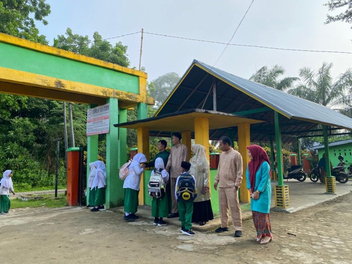 Guru MIN 1 Bungo Sambut Siswa dengan Hangat di Gerbang Madrasah, Ciptakan Suasana Pagi yang Penuh Kehangatan