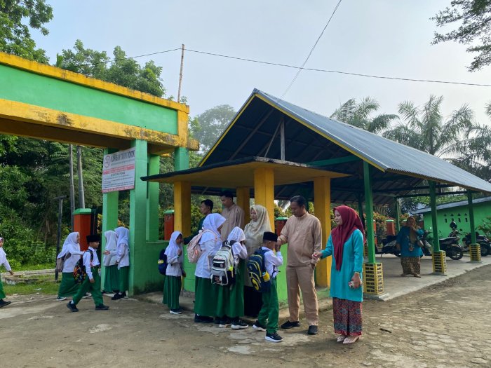Bangun Karakter Sejak Pagi, Kepala MIN 1 Bungo dan Guru Sambut Siswa dengan Budaya 5S