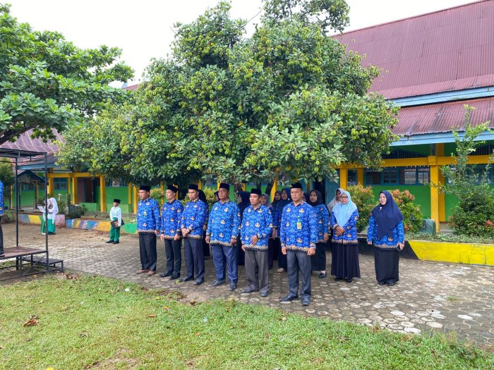 Guru MIN 1 Bungo Kompak Mengenakan Seragam KORPRI Setiap Tanggal 17