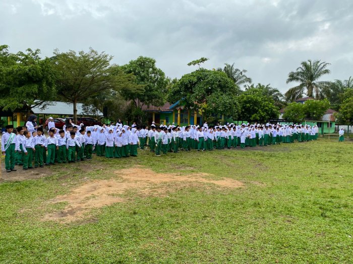 Wujudkan Semangat Nasionalisme, MIN 1 Bungo Gelar Upacara Bendera Rutin Hari Senin