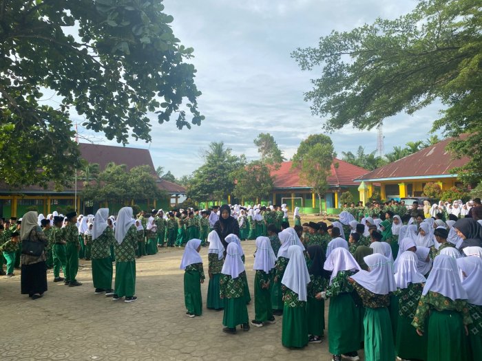 MIN 1 Bungo Gelar Apel Pagi: Lantunan Ayat Suci dan Doa Menggetarkan Halaman Madrasah