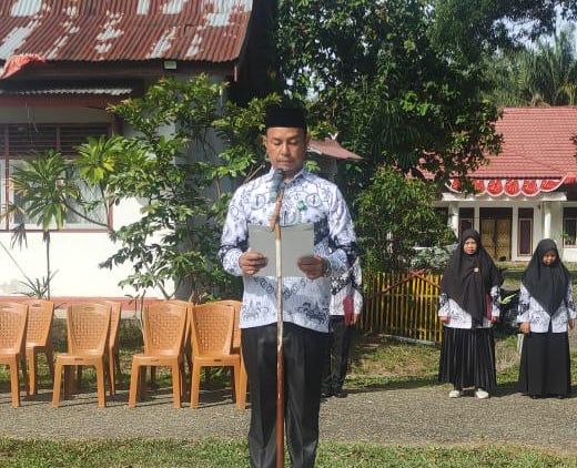 Pak Jamaludin, S.Pd.I Membacakan UUD 1945 pada Upacara HUT PGRI dengan Lantang dan Penuh Semangat